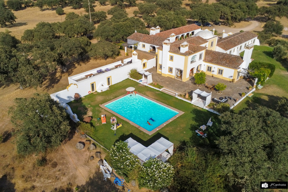 Loja: Rosa Estates: The Farmhouse & Stables - Imagem de Destaque